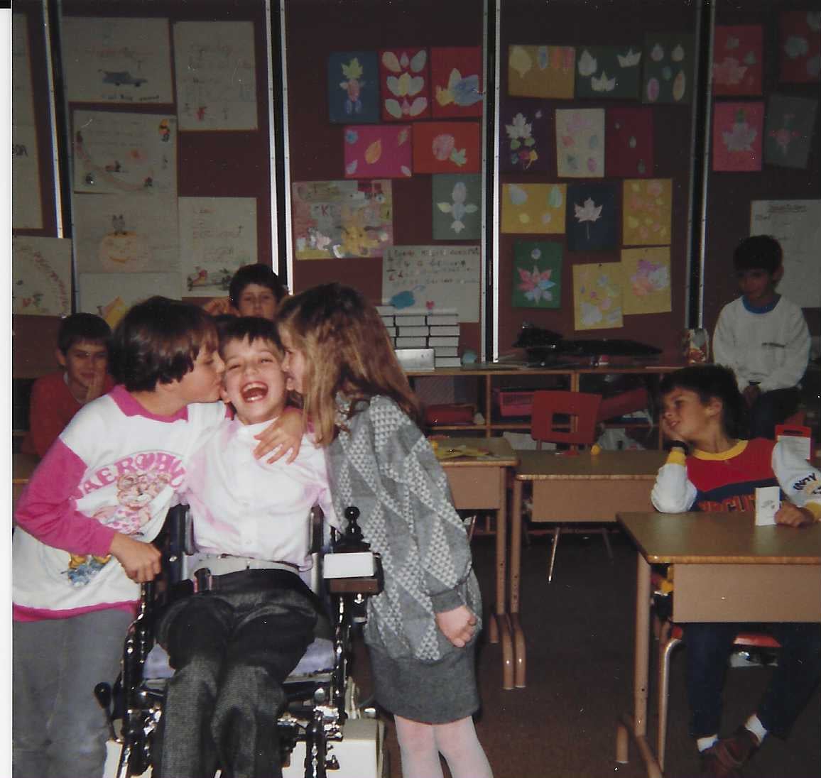 <p>À cinq ans, j’entre à l’école régulière. J’y commence à construire des liens avec des jeunes sans handicap et à découvrir ma place parmi les autres.</p>