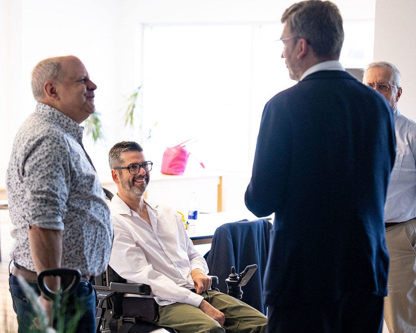 <p>Je suis nommé à deux comités consultatifs sur le handicap, au Québec et au Canada, et je milite notamment pour la Prestation canadienne pour les personnes handicapées. Parallèlement, je dois moi-même me battre pour préserver mes heures d’aide à domicile. L’autonomie n’est jamais définitivement acquise.</p>